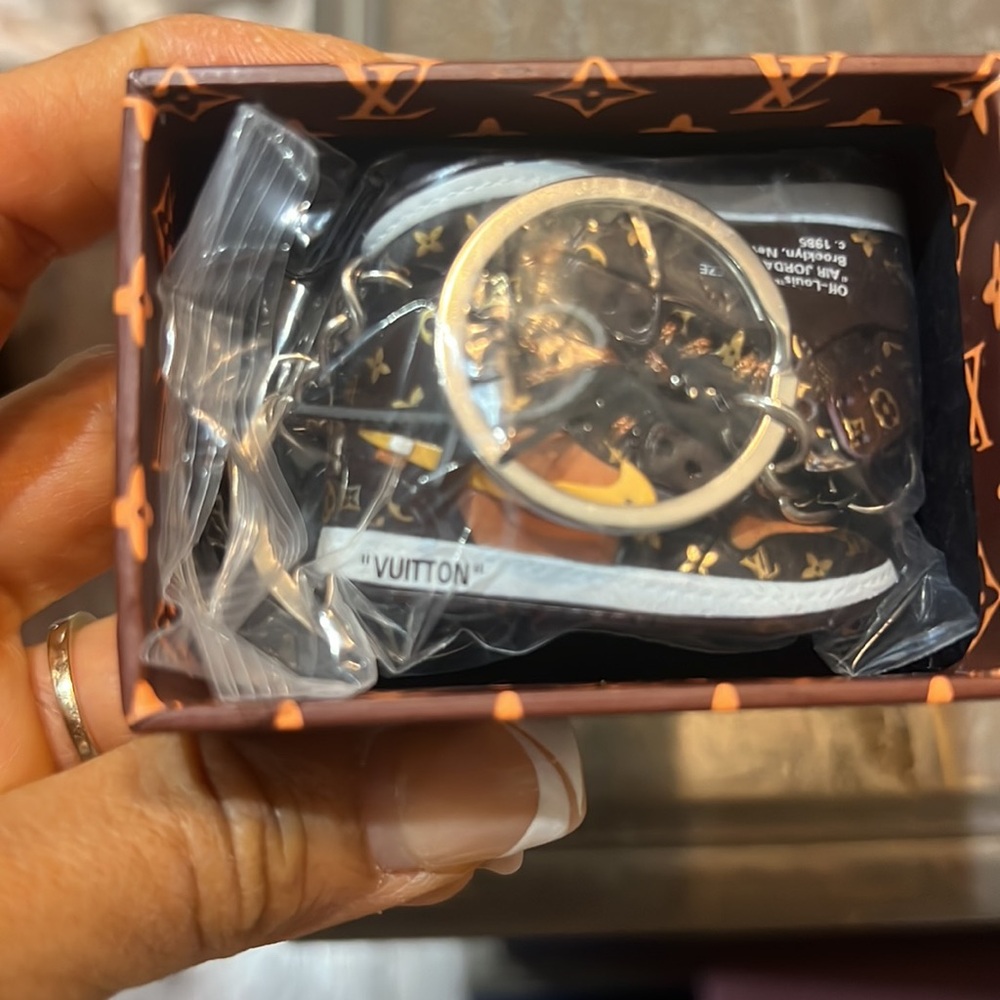 Fantastic keychain custom made comes with  1 pair of shoes in box and bag new - Picture 5 of 5